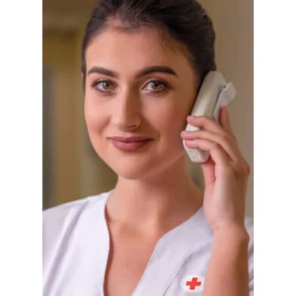 femme medecin secrétaire médicale téléphone